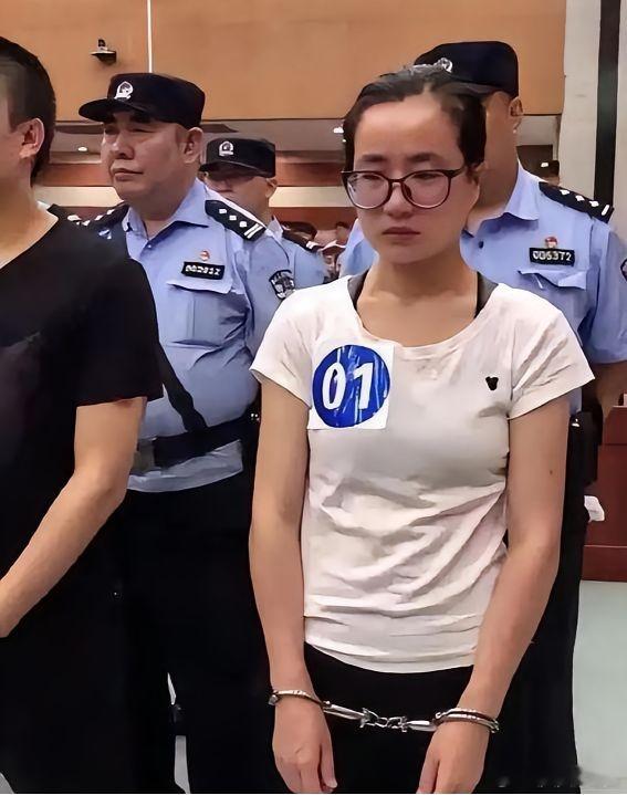 2019年，正在读硕士的杨春燕，在教室上课时被警方带走。老师一脸惊讶地说：“是不