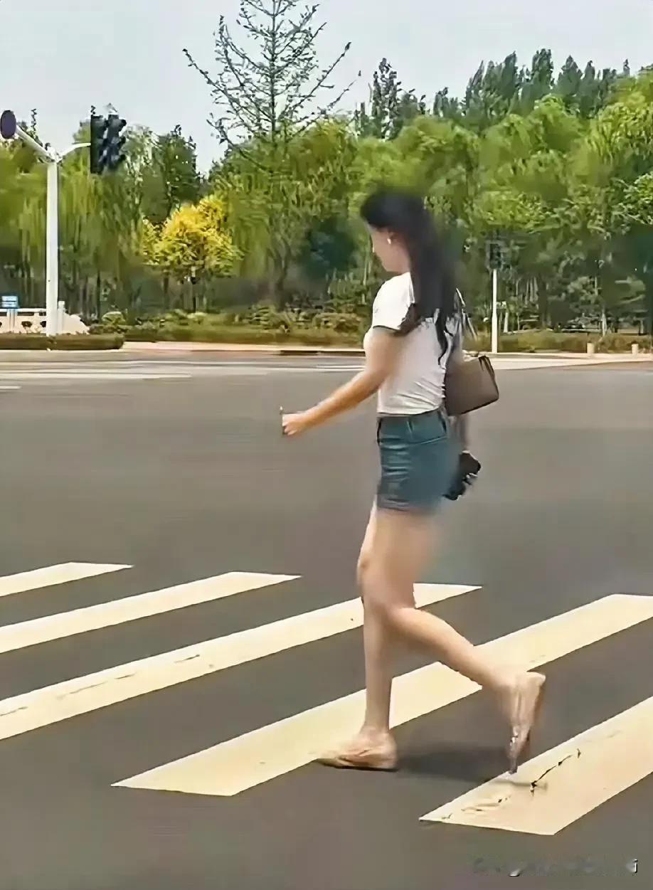 美女正在你的眼前款款而行，快步通过人行横道的美女！