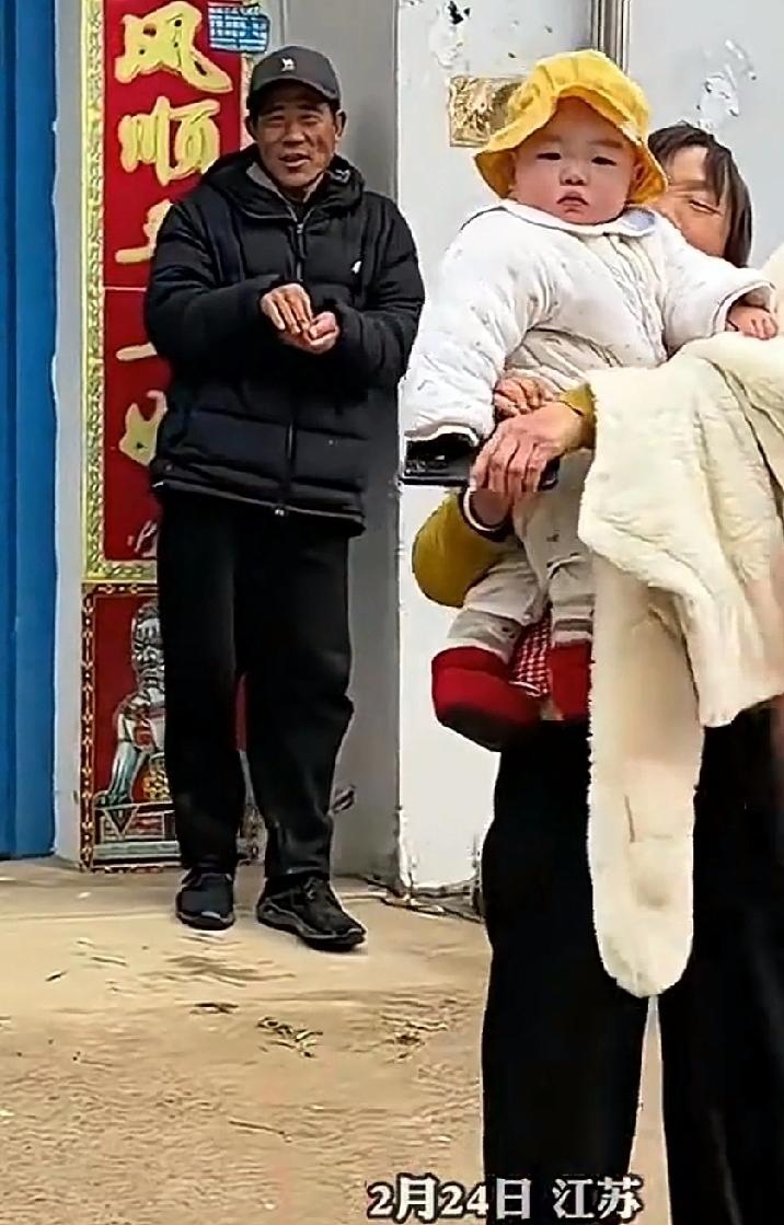 2月24日，江苏。夫妻俩即将返程，宝妈将10个月的宝宝交给了爷爷奶奶带。宝妈和