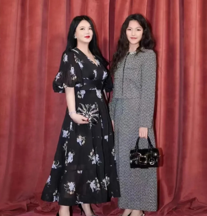 对比那尔那茜的“暗箱操作”李湘明晃晃托举女儿的好感度又上升了因为，李湘托举