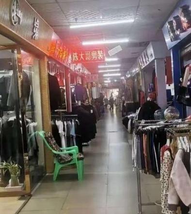 为什么唯独在我们中国，电商彻底干趴了实体店？这么说吧，同样的东西，网上卖300，