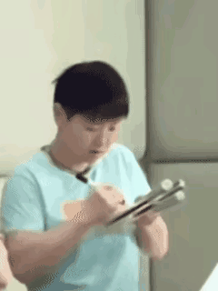 笑死我了！敢这么找莎莎签名的，只有佳佳了吧？何卓佳拿着一袋子球拍找莎莎签名，