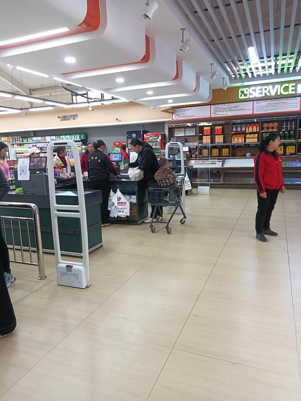 现在有些老人真的是倚老卖老成习惯了超市买东西结账，收银台前都在排队，一个老奶