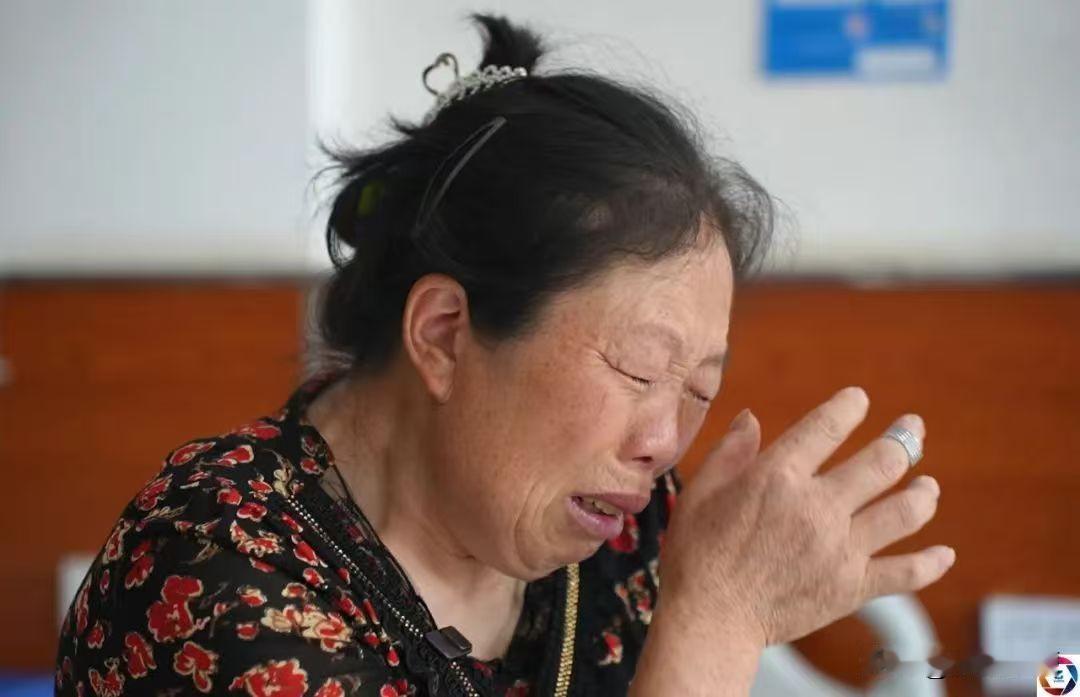 浙江嘉兴，小两口忙不过来，想让母亲帮忙带孩子，可母亲觉得，带孩子是他们自己的事，