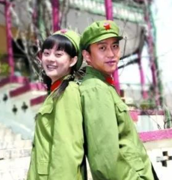 2005年，邓超去义乌拍戏的路上，看到孙俪的广告牌，就给孙俪打一个电话说：哎，我