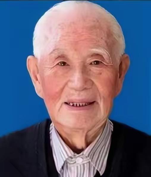 1945年10月，因为一行字，阎锡山下令将秘书李源处死，政卫师长觉得李蓼源年轻又