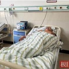 泪目！湖北咸丰，一位44岁陕西汉子拉着一车苹果来县城卖，想趁五一挣点钱。刚到地方