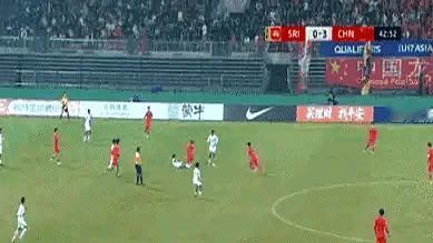 国青这次进攻太绝了！传球比进球还亮眼，国足以前绝对没见过这套路！后卫金峰眼疾