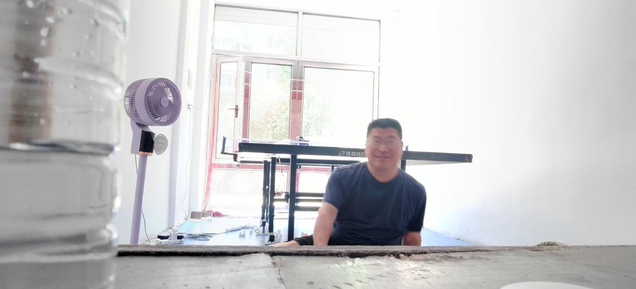村里一位老人，今年九十六岁了。平时自己生活，儿女有空回来看看他。他也不让儿女总会