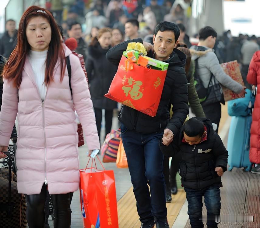 今年过年有一个怪现象，很多人特别是年轻人，从外地回到老家后……第一时间，