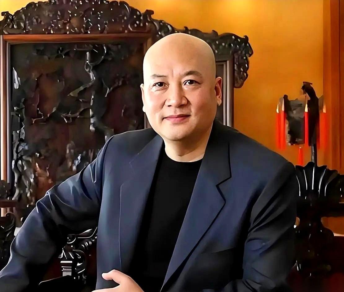 迟重瑞跟陈丽华，这对夫妻有个让外人看不懂的规矩。整整36年，他在家里，喊她“董