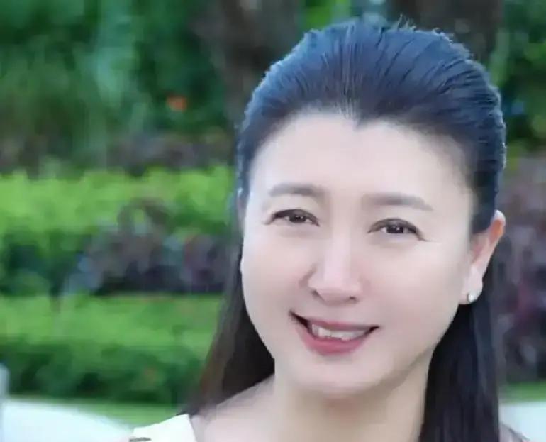 42万人的直播间，容不下一句真话？闫学晶翻车了。因为价格，当场怼观众。在线