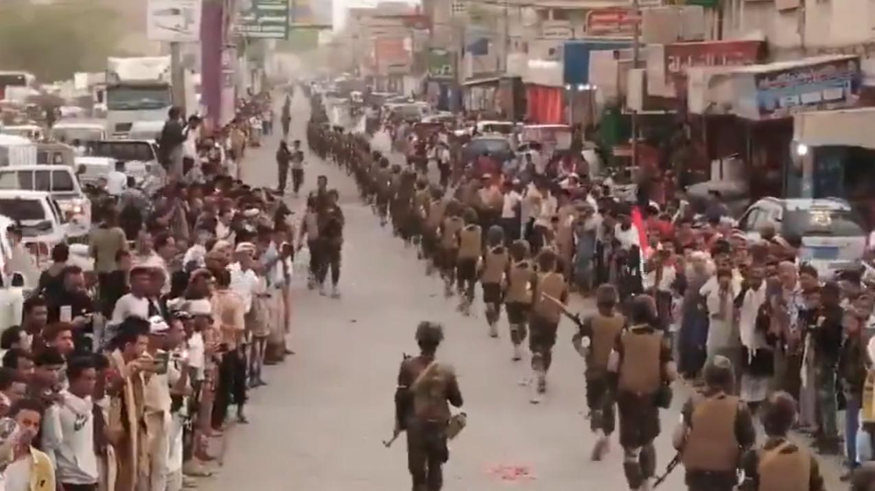 拖鞋兵进城不砸不抢，老百姓排队看稀奇，这支队伍到底靠啥撑了二十年。9月10号