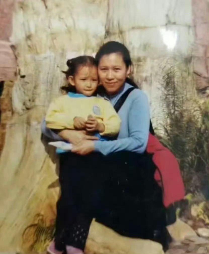 程潇现在VS小时候衣服裤子都一模一样，神还原啊！​​​