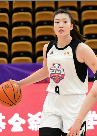 李梦这事儿真让人一言难尽。中国女篮里就她染发美甲涂口红，别人都没这情况。先不说她