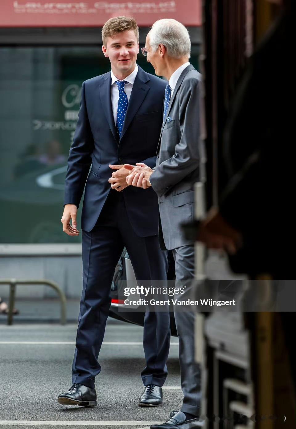 这是加百列王子的首场个人公务活动！因为他的国王父母忙着出席姐姐伊丽莎白王储的毕业