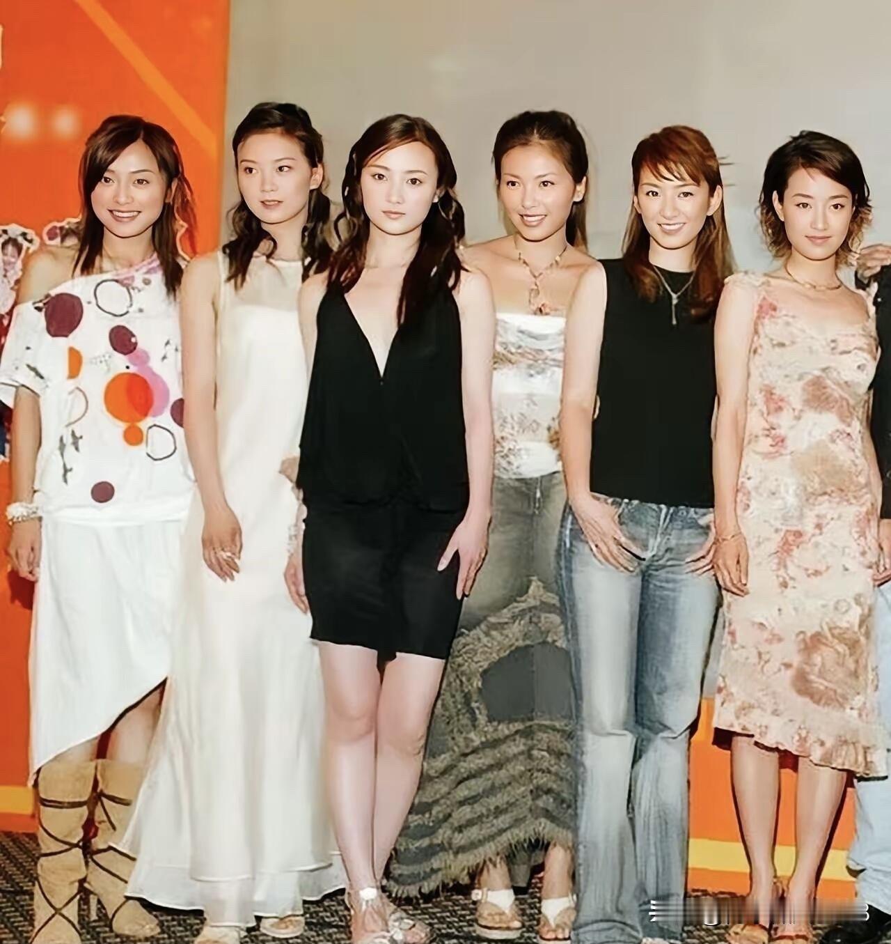 这张老照片里的女演员个个都有辨识度，一眼看过去王艳最漂亮，脸小腿长比例不输蒋勤勤