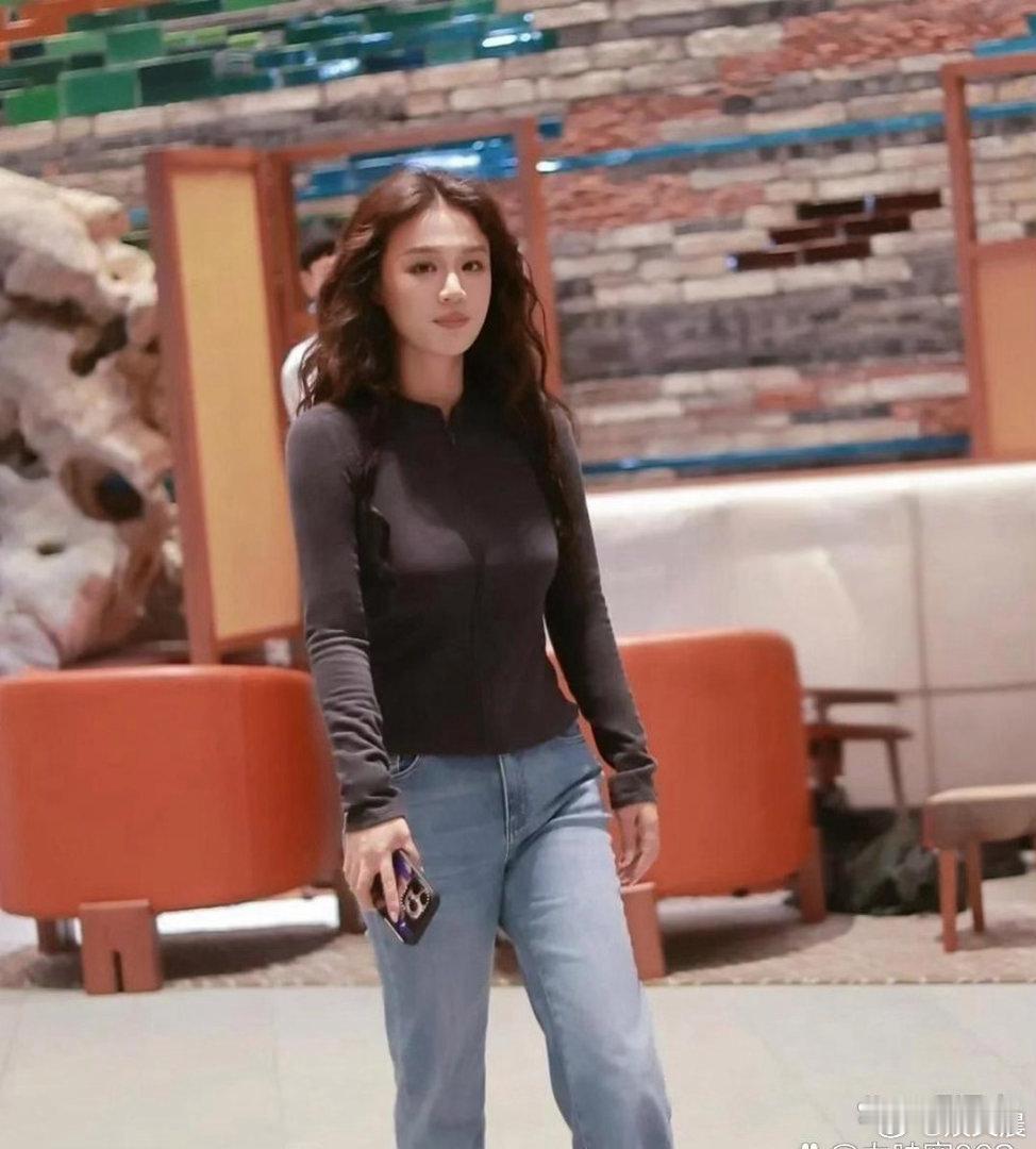 原生素颜状态尽显温柔，无滤镜镜头下马思纯眉眼干净澄澈，气质恬淡治愈，氛围感格外戳