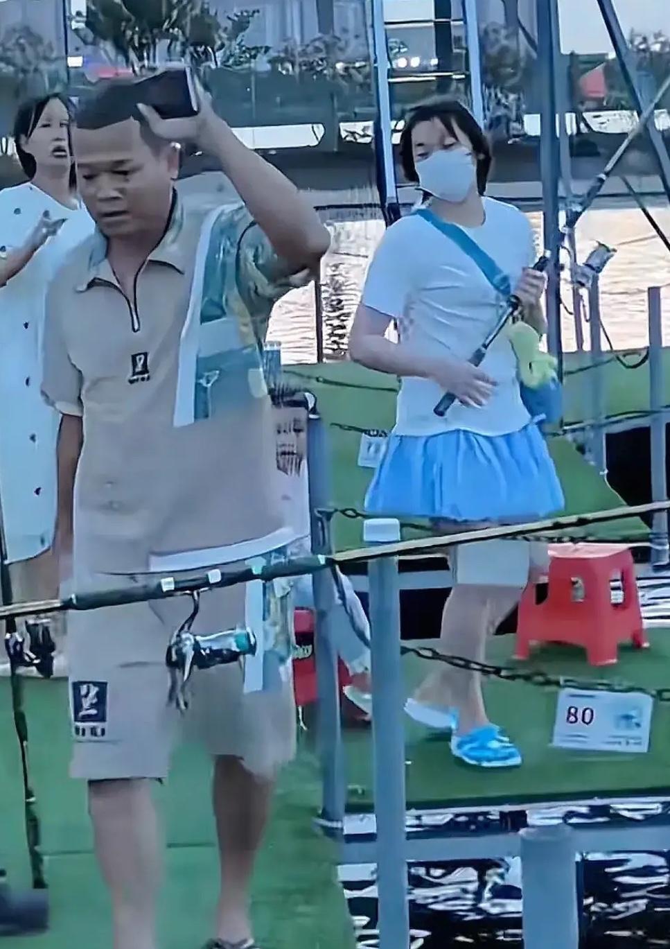 近日，全红婵回到湛江老家休养，被拍到和爸爸在海边钓鱼。照片里的她穿着蓝色短裙，海