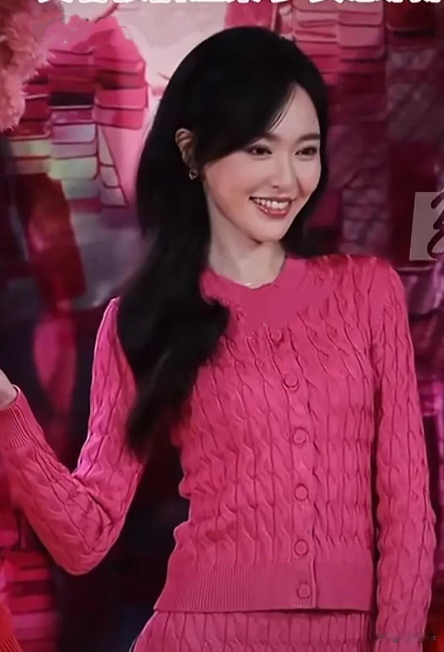 近日，唐嫣出席某活动，一袭玫红色裙装惊艳全场，轻松成为焦点。玫红色本就挑人，但唐