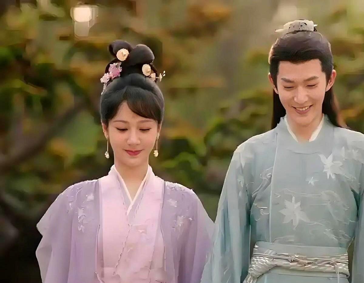 相柳没活到结局，但活进了人心。他不笑的时候，全网都替他哭。涂山璟温温柔柔，像