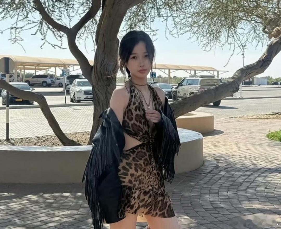 很少能看到能把豹纹穿得这么清丽的了…虞书欣还得是你​​​