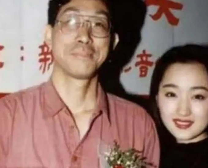 当年，向华胜花费300w，只为请杨钰莹吃一顿烛光晚餐，两人情意绵绵之时，赖文峰突