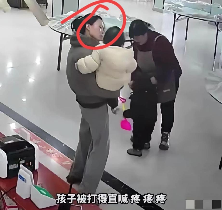 安徽六安这事儿真让人火大心怎么能黑成这样？就为了小孩子抢个玩具，一个当妈