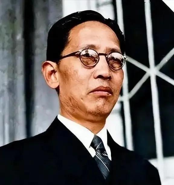 1949年，中统特务头子叶秀峰交给儿子2700多根金条，让他去台湾。谁知，儿子所