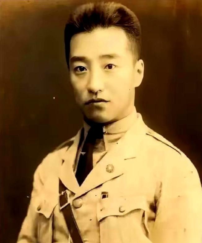 冯庸，26岁，东北军空军少将，刚继承了六千万大洋的家产。整个沈阳城都以为他要买地