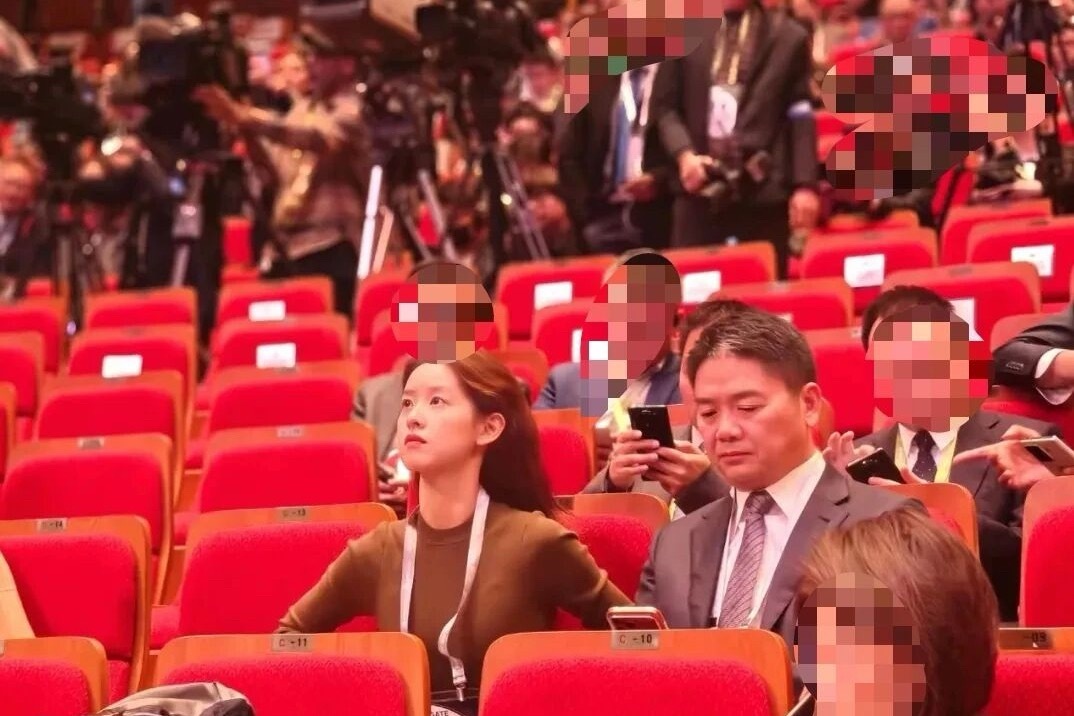 刘强东扶着章泽天东哥也用上iphone17pm了，这俩人看上去好像不太熟​​