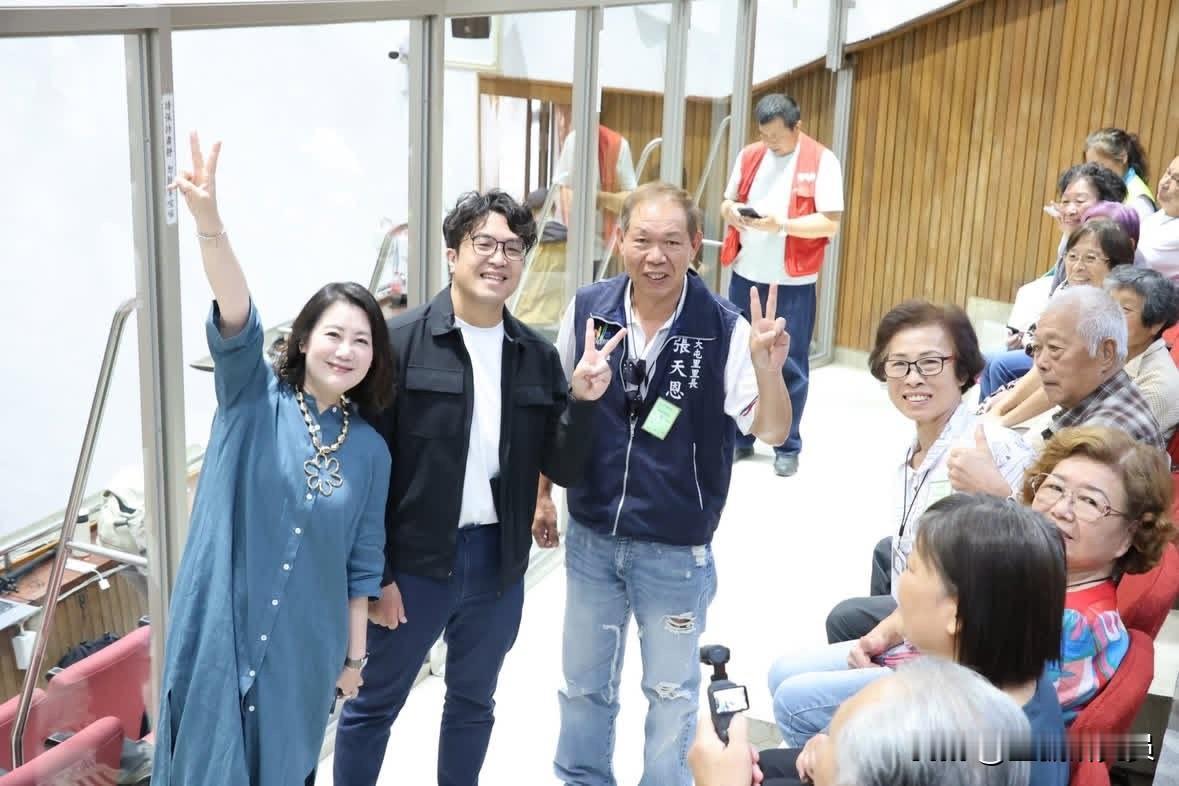 民进党立委吴思瑶今（28日）在脸书发文妄称，台北市民与伯洋相见欢，大屯里的朋友来