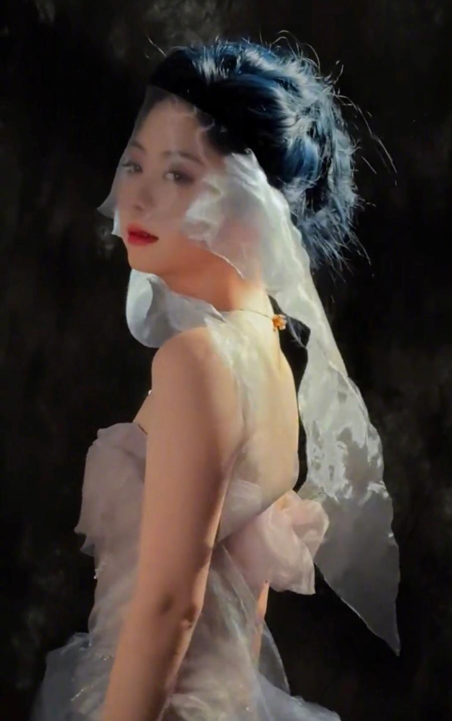 谭松韵染了蓝发看谭松韵工作室花絮才惊觉：她染蓝发了！蓝色发丝混着纱绸在风里飘漾