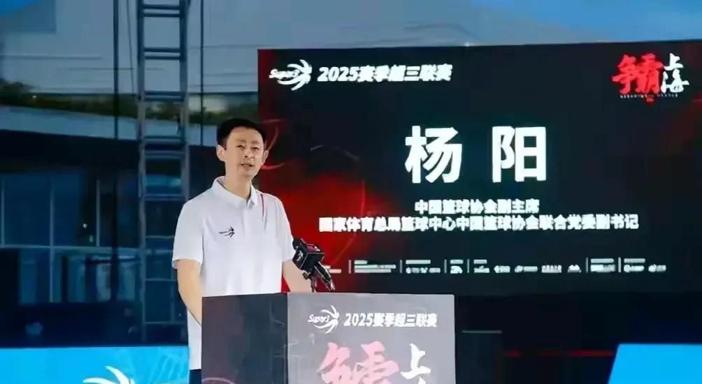 徐济成不再担任东方大国篮协副主席和CBA公司董事长，杨阳接任。杨阳有丰富的竞赛
