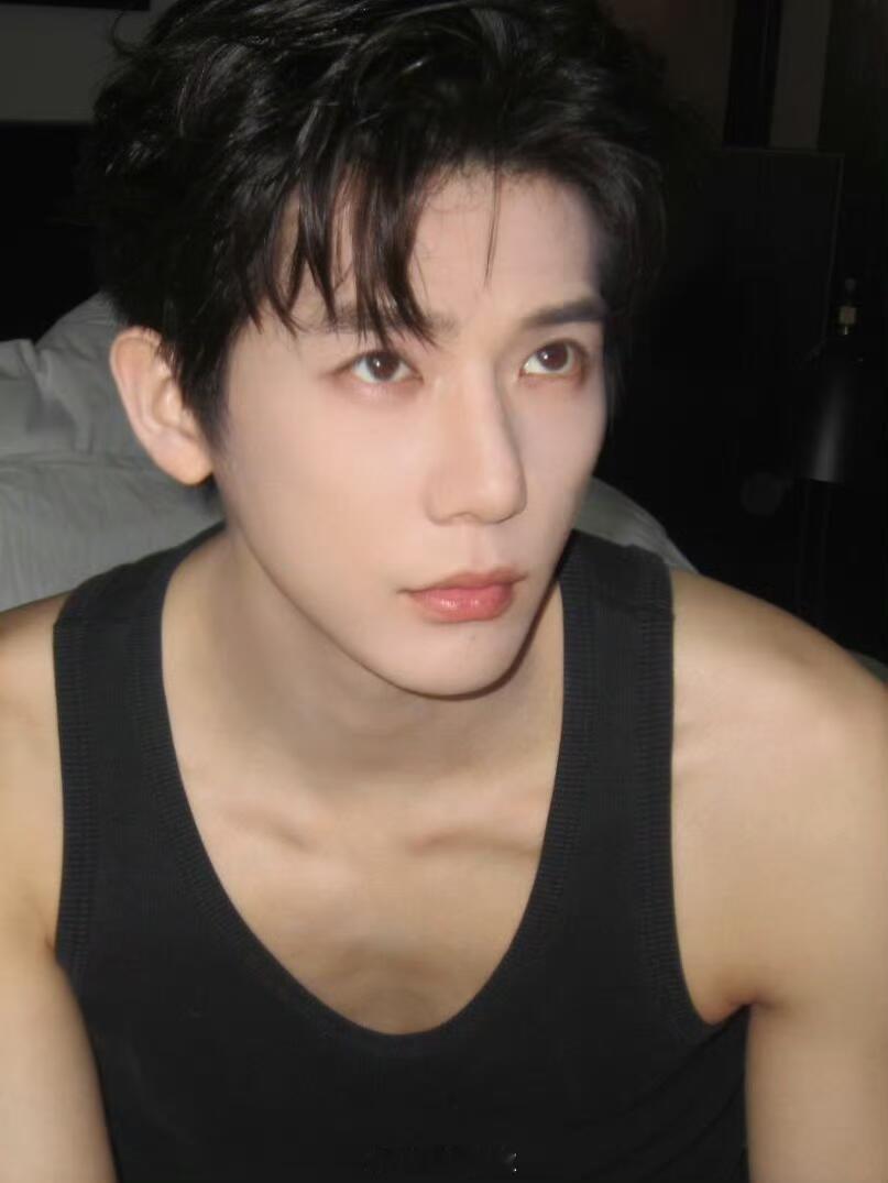 在看到肌肉之前一直想保护王安宇王安宇头肩比以前觉得他清瘦需要保护，现在这肌肉线条