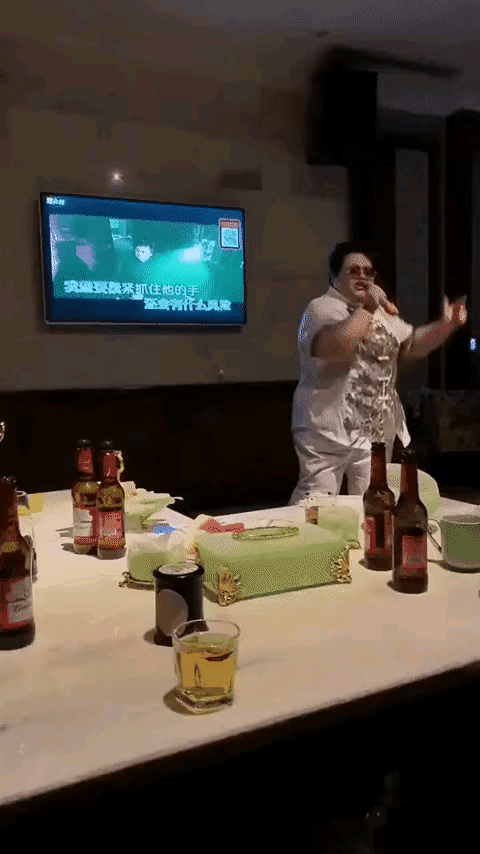 红姐这样的大明星，真没有想到她也喜欢在歌厅里唱歌，而且唱的非常深情，唱的非常投入