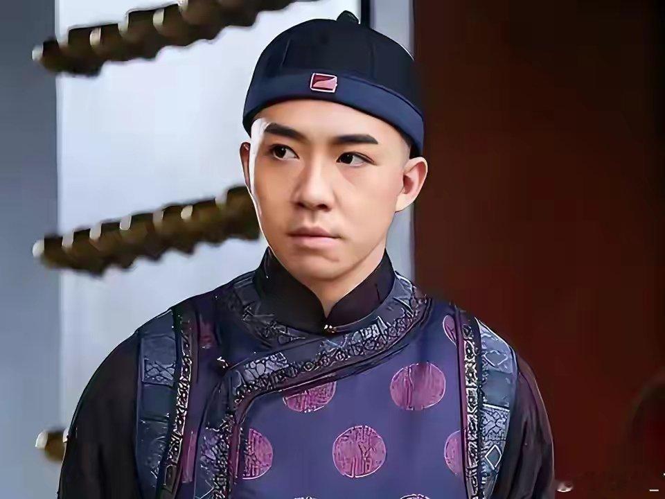 原来俞灏明的爸爸俞兰平才是那个狠人当时俞灏明出事，为了保命医生说可能要割掉喉咙，