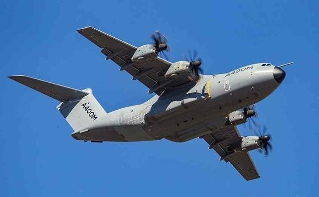 我国新中运首飞，和C-130J以及A400M同角度对比。目测比C130J大，吨位