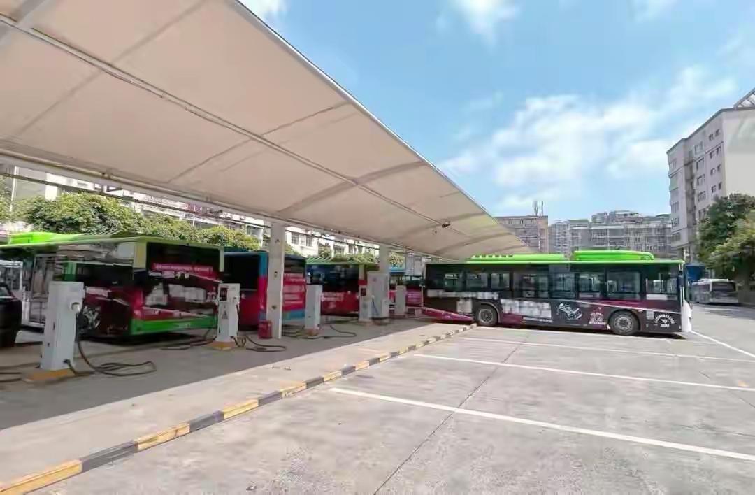 昨天跟一个开公交的大哥吃饭，他说了句话让我愣了半天。“我那车，每天跑两百公里