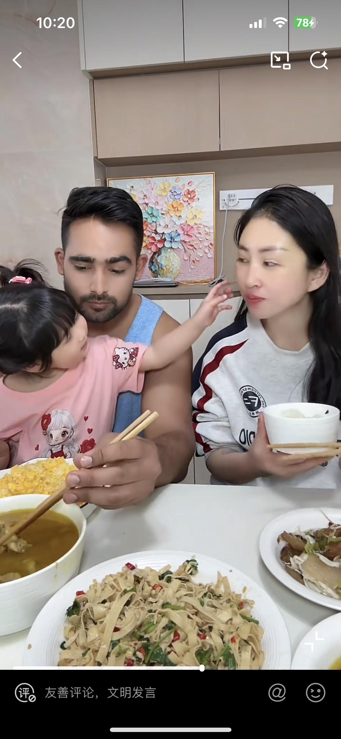 一对在云南生活的中巴夫妻，老婆是云南哈尼族，老公来自巴基斯坦。老婆在晒他们厨房的