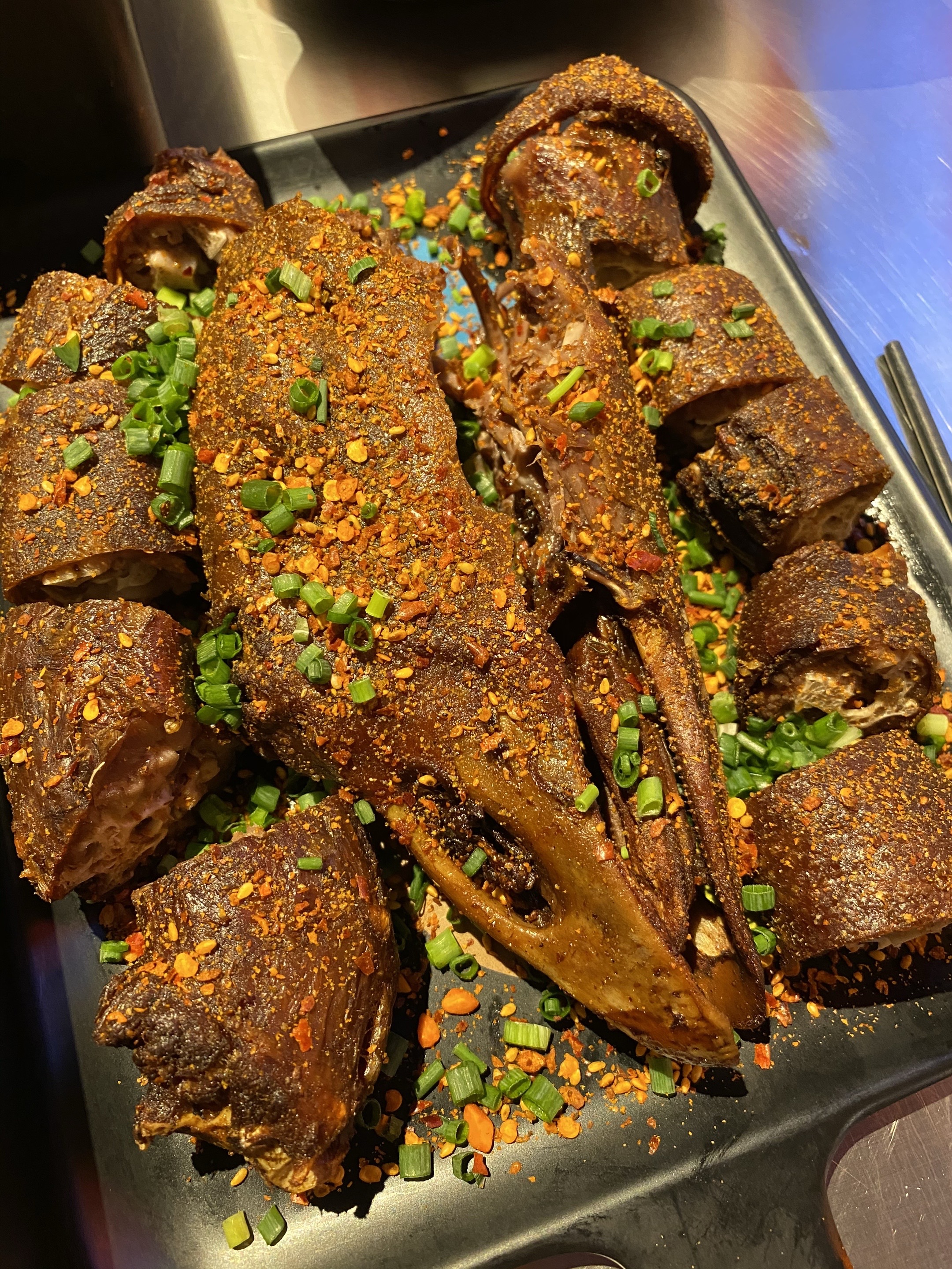 鸭头、鸭脖、牛油、青椒、千页豆腐、花甲、鱼片和鸡蛋韭菜味道不错。