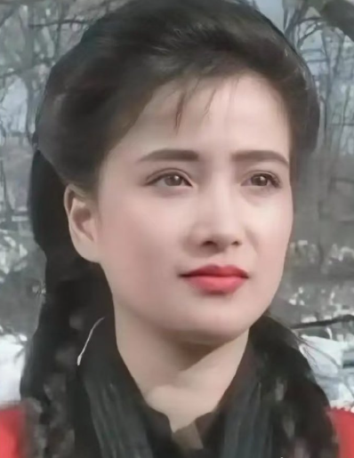 “她总穿毛茸茸的外衣赏雪。”告别厅里这句话，比任何挽联都痛。原来最深的爱，是记