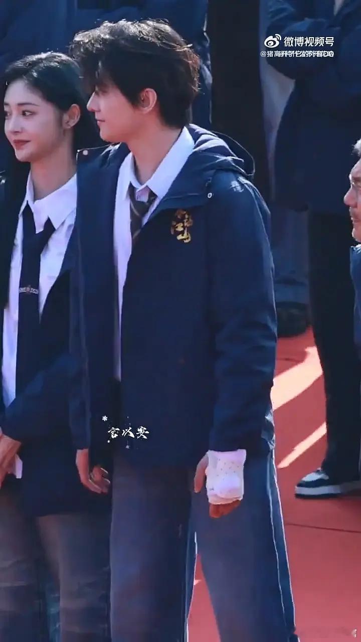 杨洋过年对自己太好了吧，脸和脖子一样粗了