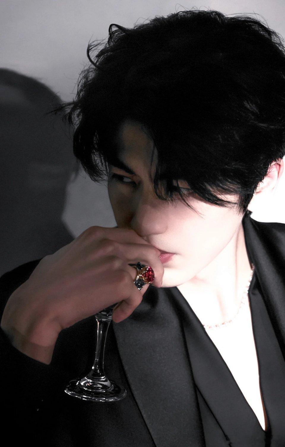 杨迪演我看张凌赫红毯 这逆天身材比例也太绝了！宽肩窄腰大长腿，就算披个麻袋都藏不