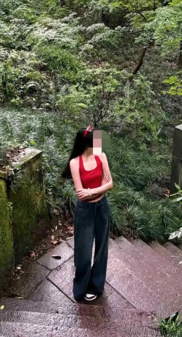 周六凌晨2点20突然被床吱呀吱呀的声音吵醒了，仔细一听是楼上的声音，本来想着一会