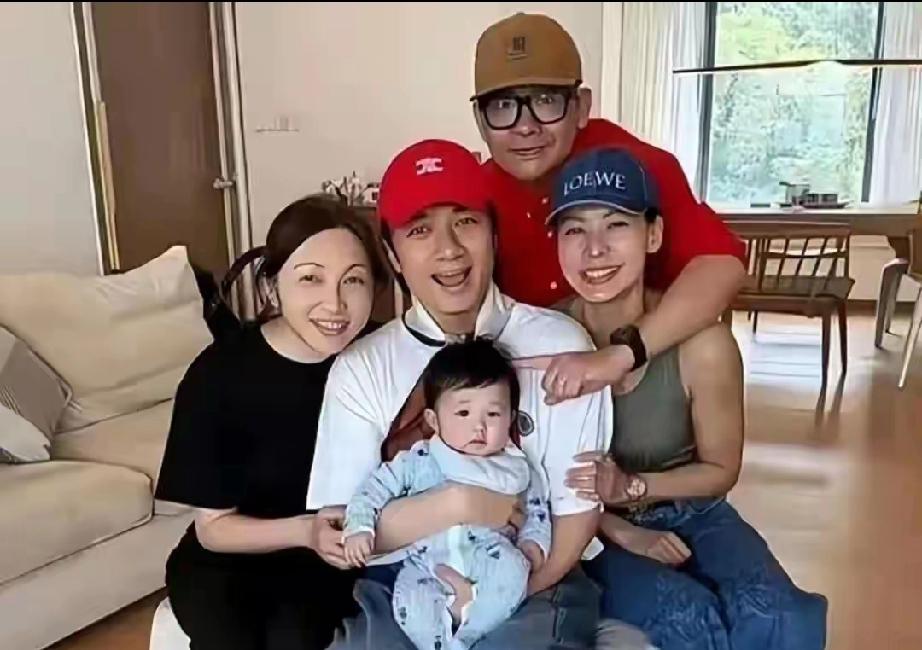 57岁陈韵晴二胎后首露面！状态似27岁少女，一家四口太幸福近日，古