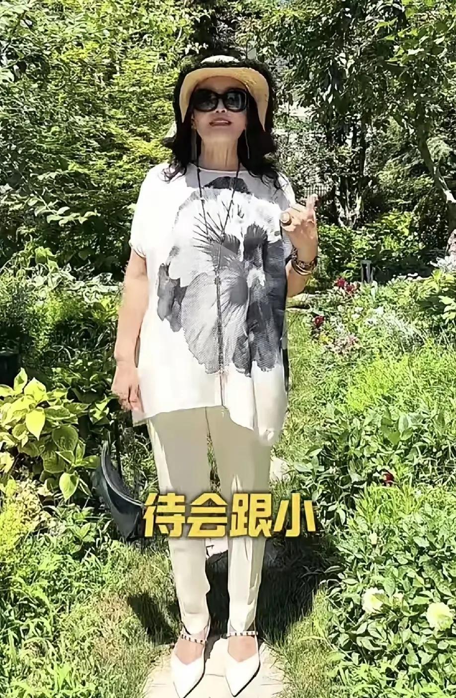玥儿这次回北京，感觉一下子成了全家的"小焦点"。倒不是说压过弟弟，而是大伙儿明显