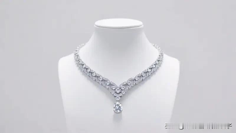 女子14万买钻石项链如今200元卖不出女子花14万买的钻石项链，如今200元都