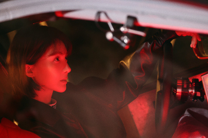 【金晨驾车出单方事故，算不算肇事逃逸？】金晨到底算不算肇事逃逸律师称金晨和助