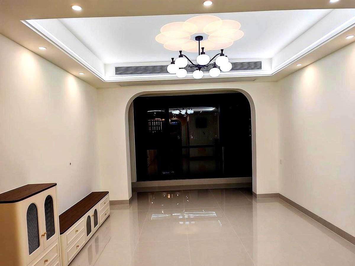 墙歪、砖空、柜子缝能塞手指，保洁阿姨一来，地板亮得能照镜子。为啥？她手里